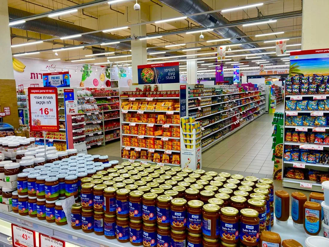 Tienda de abarrotes y minisuper con pasillos de productos