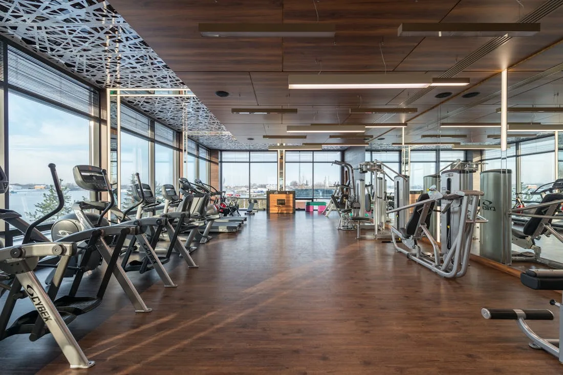 Gimnasio con aparatos de ejercicio