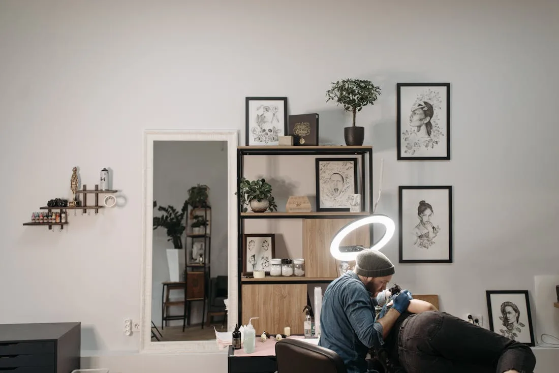 Estudio de tatuajes con un tatuador trabajando